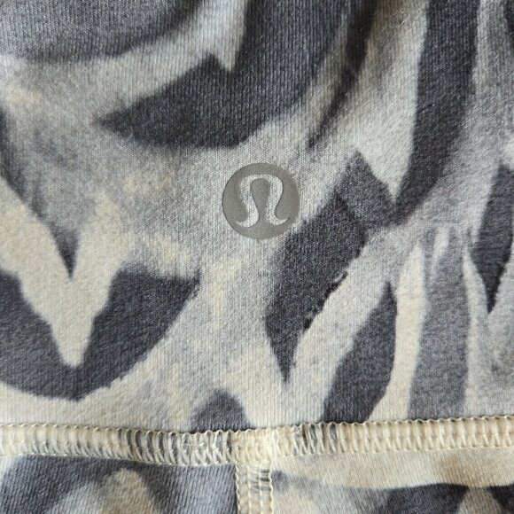 Lululemon Women's Gray Patterned Crop Leggings Size 12 Preowned EUC - Picture 4 of 6